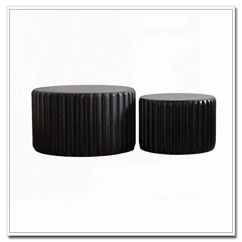 Ensemble de tables basses rondes noires festonnées