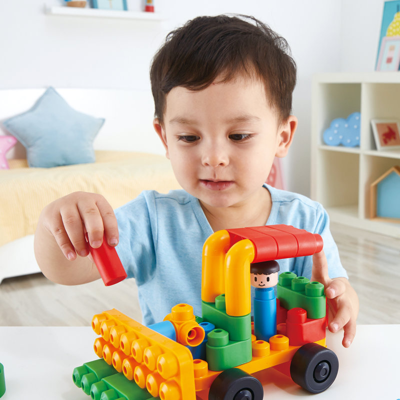 Hape: PolyM: Ensemble de jeu de gardiens de voitures - 40 pièces avec figurines, jeu de construction et carte d'inspiration, tout-petits et enfants de 18 mois et plus