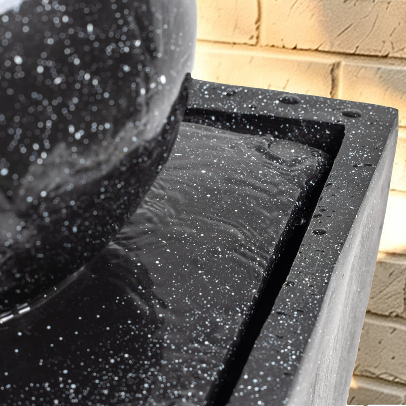 Fontaine à eau noire avec sphère lisse