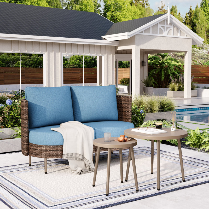 Causeuse de patio ronde ronde en osier avec coussins et deux tables basses