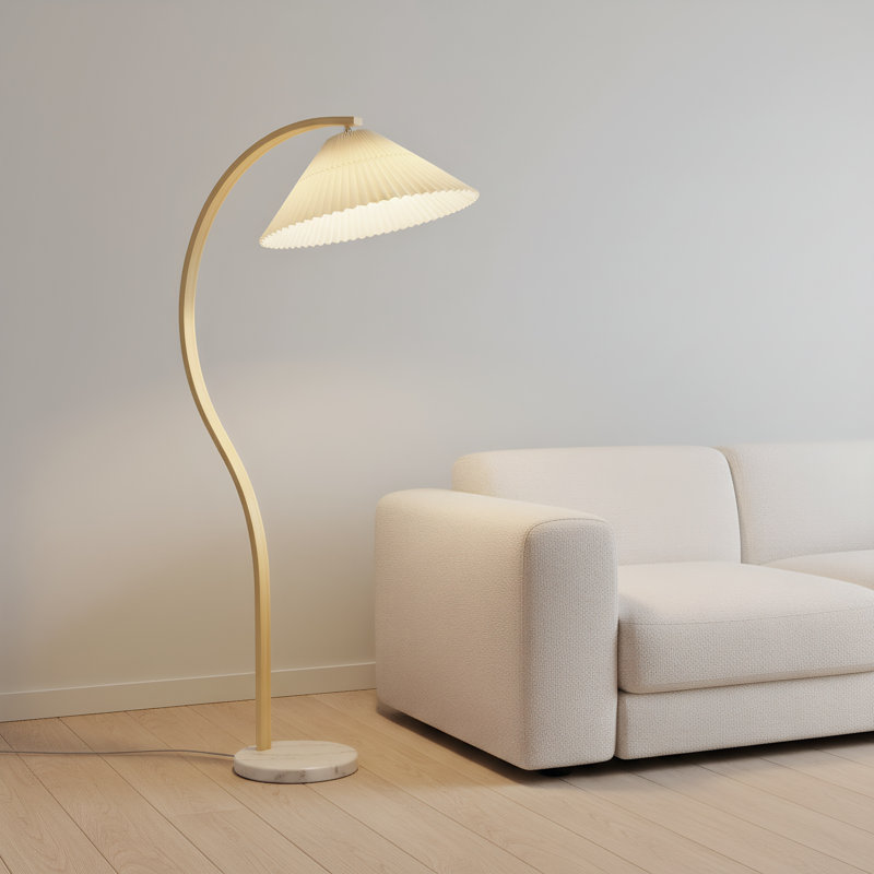 Lampe sur pied à arc, avec abat-jour en tissu plissé et base en marbre, interrupteur au pied et cadre en métal doré incurvé, style moderne minimaliste