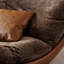 Fauteuil lounge moderne avec base en similicuir et coussin en tissu peluche, canapé bas et confortable.-322146846