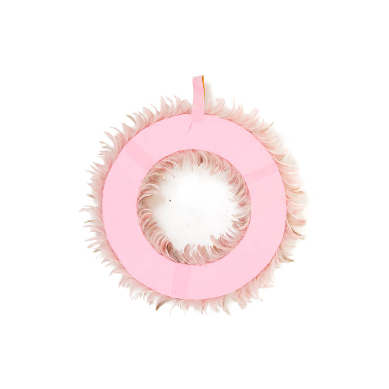 Couronne de plumes rose suspendue