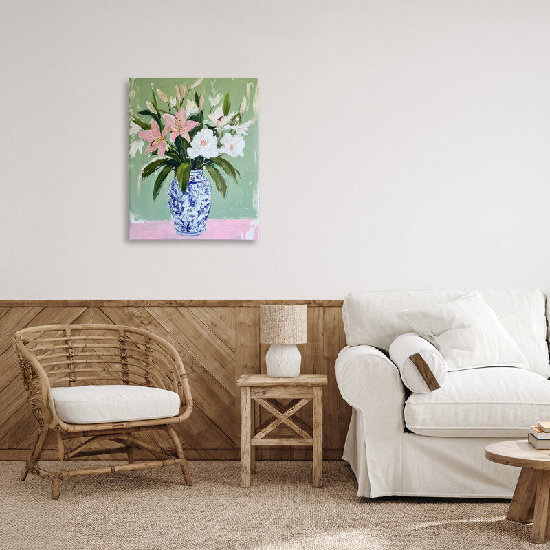 Bouquet de lys dans un vase de chinoiserie, design par Petal Prints Design, H 20 po x l 16 po