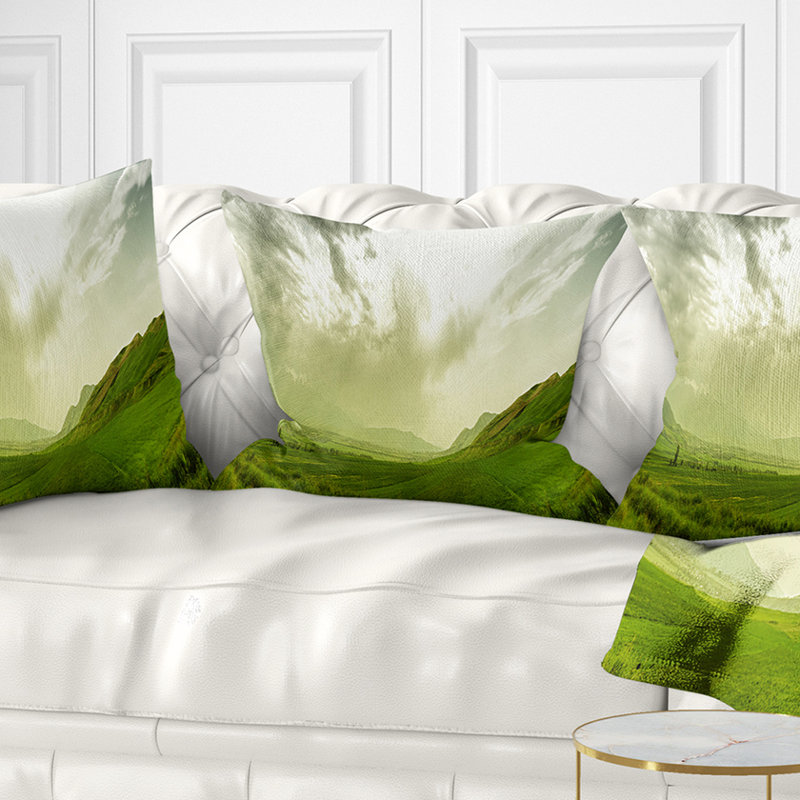 Coussin Meadow Under Clouds, 16 po x 16 po, Coussin décoratif