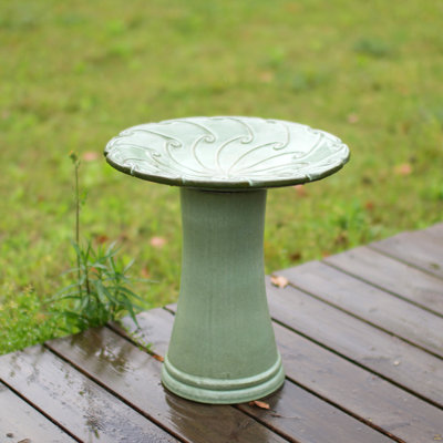 Baignoire pour oiseaux en céramique émaillée faite à la main, plateau en relief à volutes de 17 po et base à piédestal de 18 po, mangeoire pour oiseaux à glacis dégradé bleu saphir pour la cour, la pelouse, le patio et la cour arrière