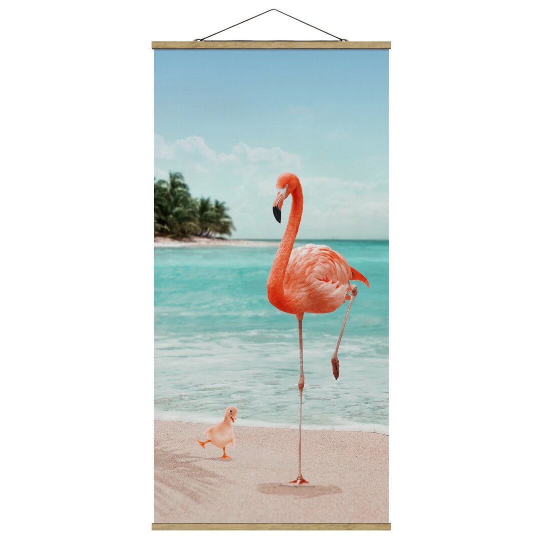 Stoffbild mit Posterschienen - Jonas Loose - Strand mit Flamingo - Portrait 2:1