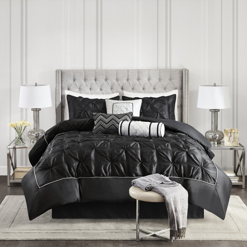 Édredon 7 pièces en grand noir - style élégant l 90 po x l 90 po l 20 po l 26 po l taies décoratives 3 coussins décoratifs 60 po l 80 po l Jupe de lit Allure Beautiful Design & Decor