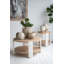 Table basse ronde en bois avec finition brun naturel, pieds sculptés blancs et tablette de rangement inférieure