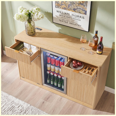 Armoire à café 59 po avec mini-réfrigérateur et poubelle inclinable, buffet cannelé en chêne naturel avec rangement, station de charge et support en verre pour la salle à manger