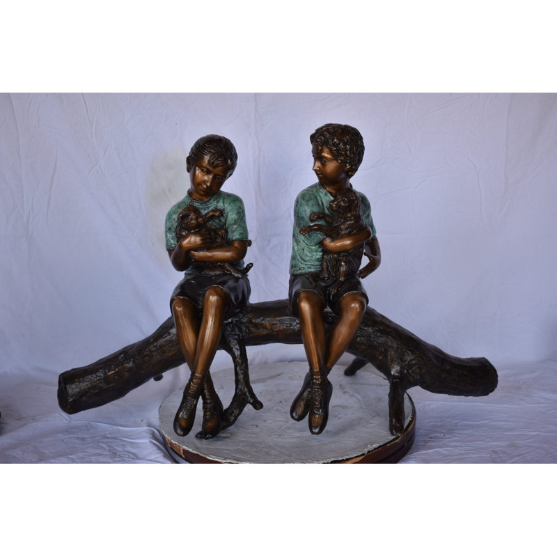 Statue garçon et fille avec animaux assis sur une bûche - Taille: L 44 po x l 22 po x H 26 po.