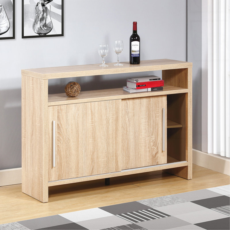 Buffet en bois avec beaucoup de rangement et un design élégant, parfait pour n'importe quelle pièce de votre maison