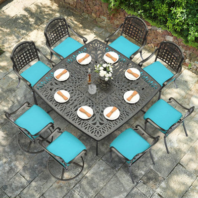 L'ensemble de meubles de salle à manger d'extérieur gris Canora 9 pièces, l'ensemble de table de patio et chaises en aluminium coulé pour 8 personnes, comprend une grande table carrée de 63,98 po et 8 chaises berçantes pivotantes avec trou pour para