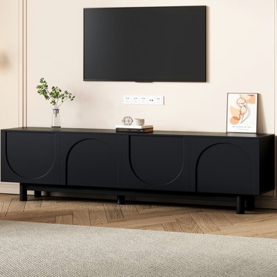 Meuble télé noir moderne avec des portes cintrées élégantes et des rangements pratiques pour téléviseurs de 78 pouces. Portes de console multimédia, pieds en bois massif, intérieur spacieux.