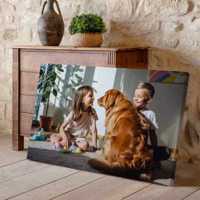 Reproduction d'art sur toile, "Toile chaleureuse" mettant en scène deux enfants qui interagissent joyeusement avec un art mural