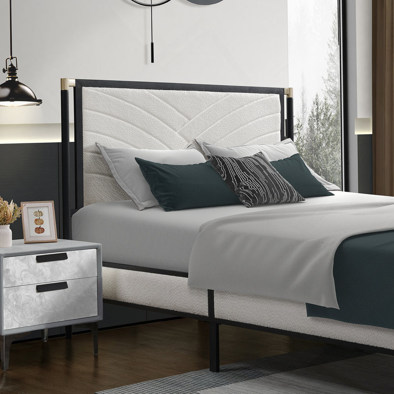 Grand lit avec tête de lit en tissu blanc, cadre champagne argenté et noir, Grand lit