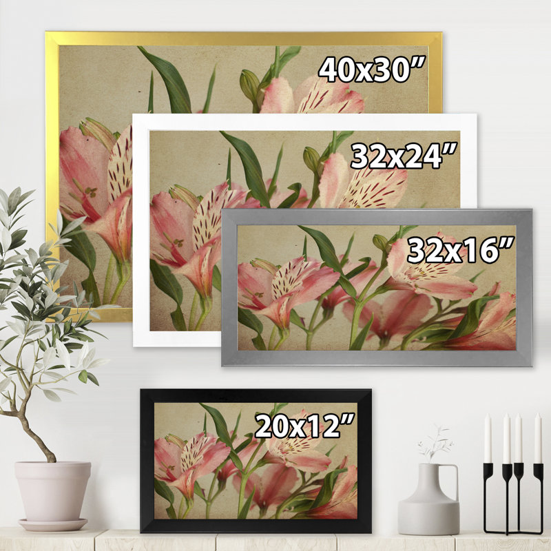 «Retro Alstroemeria Flower», impression sur toile, Toile encadrée d'or, H 24 po x l 32 po x 1,5 po