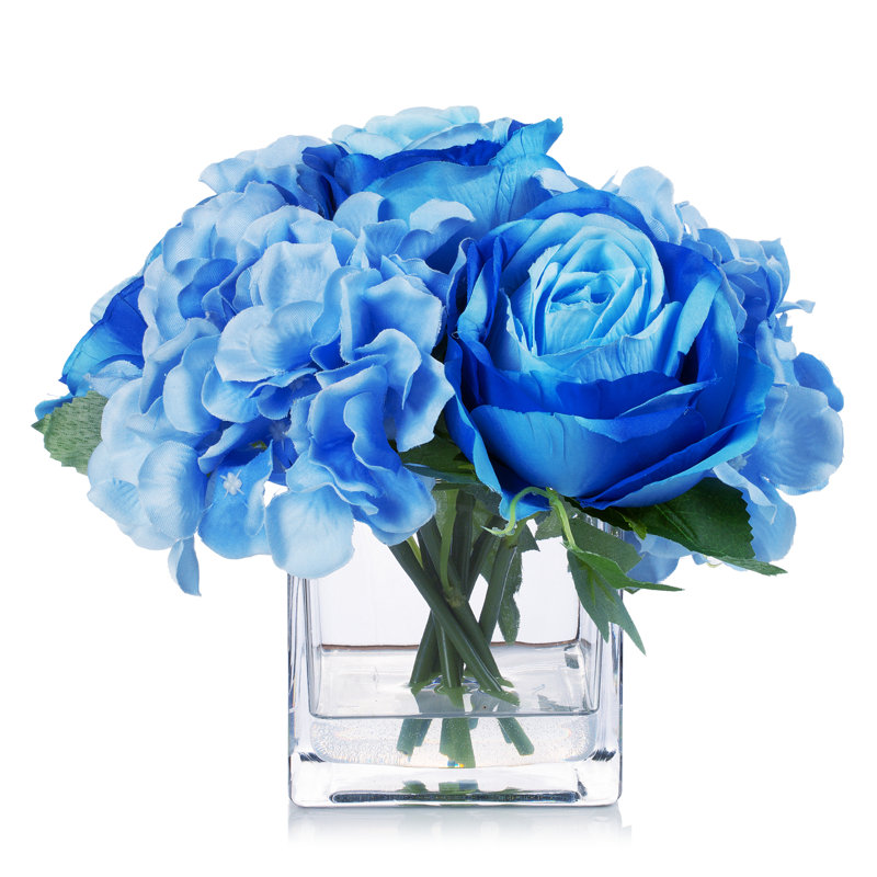 Roses et hortensias artificiels dans un vase, Bleu