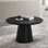 La table basse ronde aux tons noirs ancre votre salon avec un style moderne et contemporain