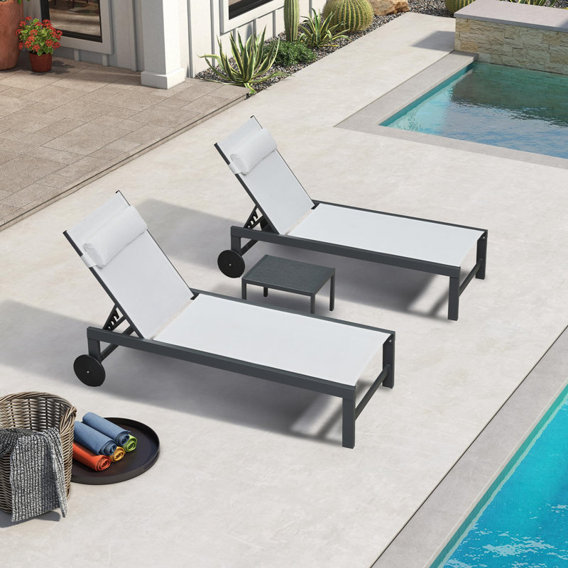 Ensemble de chaises longues inclinables en aluminium et en métal l 24,8 po avec roulettes (ensemble de 3) , Blanc
