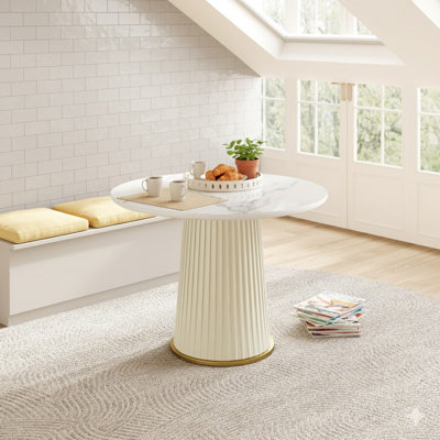 Table de salle à manger moderne moderne de 35,43 pouces, plateau en pierre frittée lustrée avec piédestal en fer en cuir PU plissé et pieds réglables, convient à la salle à manger et à la salle de réunion, blanc élégant