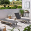 Chaise longue avec plateau coulissant, gris, structure en bois, assise pour un cadre détendu, stabilité, repos agréable