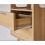 Ensemble de 2 tables de chevet modernes avec 2 tiroirs chacune, finition en bois naturel, poignées dorées et rangement coulissant pour l'organisation de la chambre à coucher.-129673928