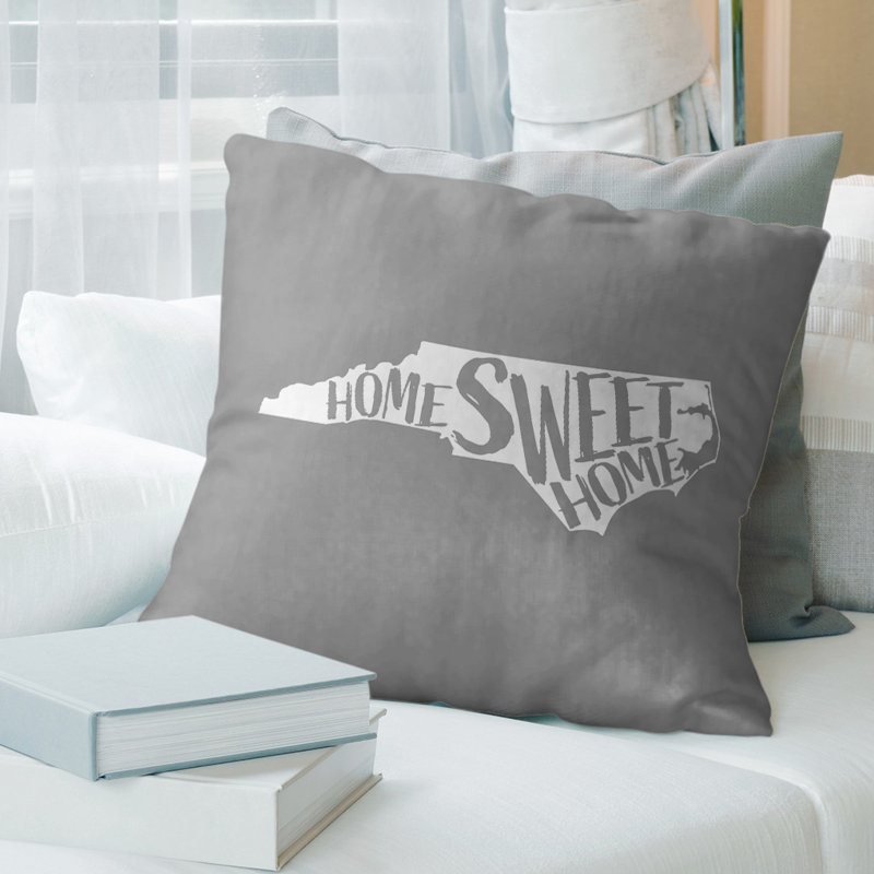 Coussin intérieur / extérieur Home Sweet, 18 po x 18 po, Caroline du Nord, Gris