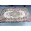 Tapis turc classique classique avec un élégant motif floral dans des tons de terre discrets pour un style de décoration traditionnelle