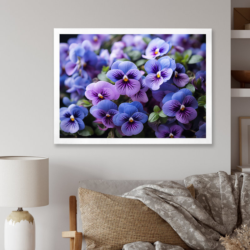 «Purple Pansies Field Vibrant» sur toile, Cadre simple blanc, H 30 po x l 40 po x P 1,5 po