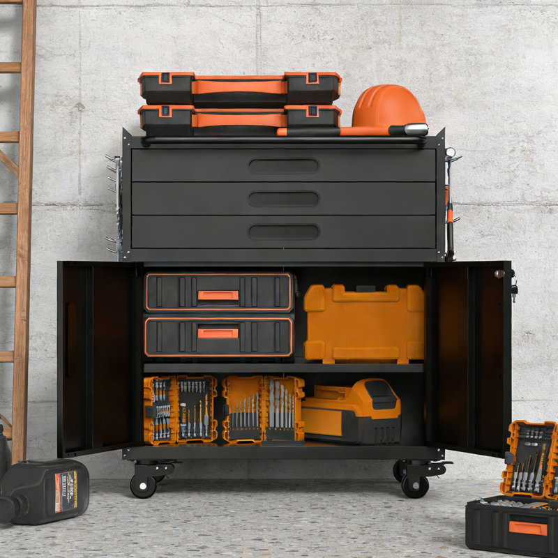 Ce casier de garage mobile en acier dispose d'une serrure sécuritaire et de trois tiroirs, offrant un support structurel robuste et polyvalent pour accueillir divers outils et besoins de rangement.