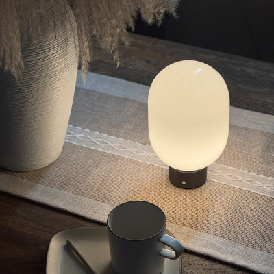 Lampe de table rechargeable moderne sans cordon en verre opale avec DEL intégrée