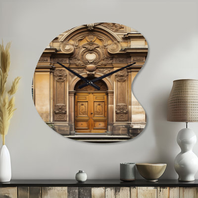 Vieille porte en bois avec sculptures à Paris, France V - horloge murale asymétrique en métal Paris, impression d'horloge murale brune