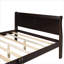 Grand lit plateforme classique en bois massif brun classique avec tête de lit intégrée et support à lattes en bois pour la chambre à coucher