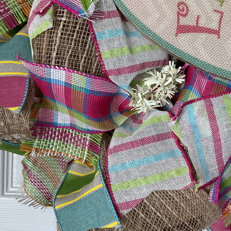 Couronne de Pâques avec œuf en toile de jute décorée