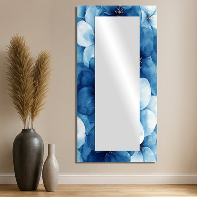 Fleurs bleues arc-en-ciel dans l'herbe I - miroir floral pour décoration murale - imprimé sur métal