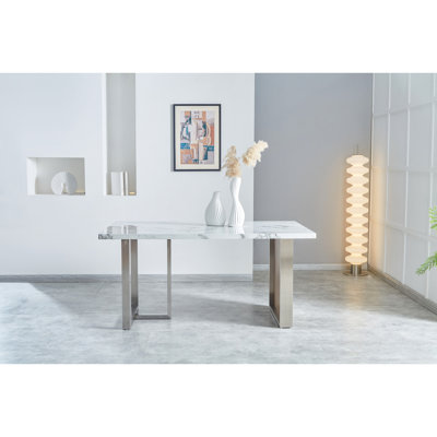 Table de salle à manger moderne blanche rectangulaire, L 63 po x l 35,4 po x H 29,8 po, avec pieds en noyer et en acier inoxydable Acier, sièges 6-8, à