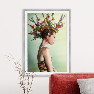«Woman Porter a Colorful Floral Mohawk» par Getty Images - Photographie encadrée sur papier