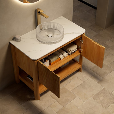 Meuble-lavabo de salle de bain 36 po Sharma, armoire de rangement autoportante en contreplaqué avec 2 portes en bambou texturé et tablette ouverte, lavabo rond en verre transparent et plateau en pierre frittée blanc de Carrare, couleur grain de bois