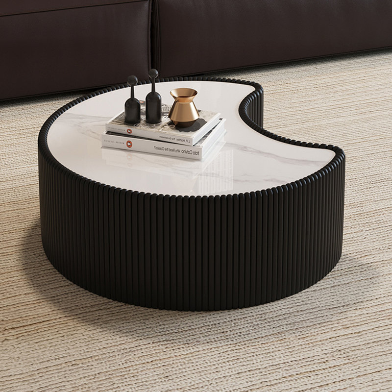 Table basse moderne en cuir fritté clair avec dessus en pierre de forme irrégulière pour salon (chaque plateau de table possède un motif gris unique)