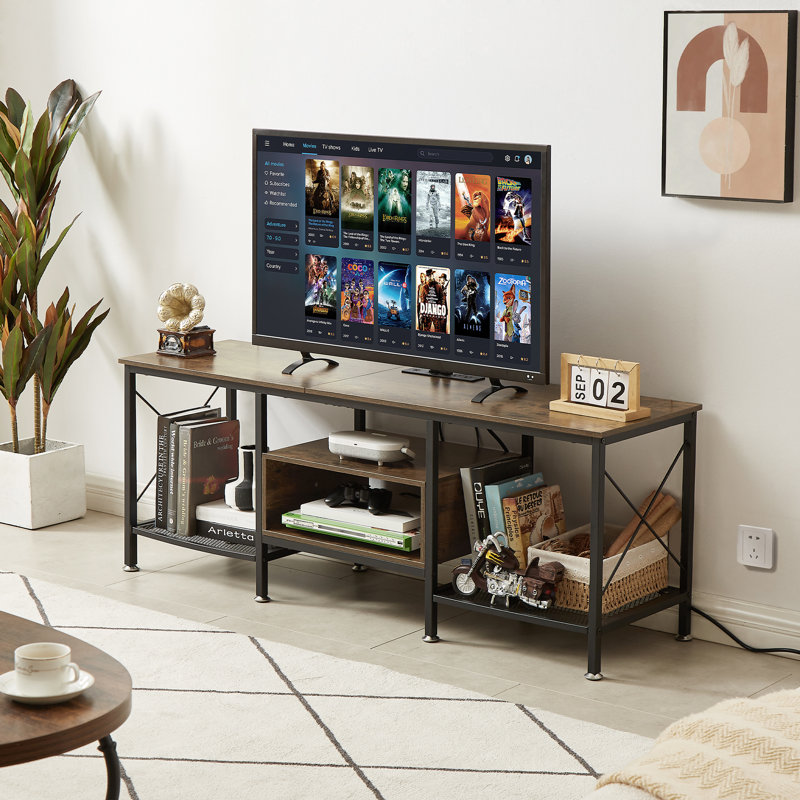 Meuble télé Pridgen pour téléviseur de 55 po avec prises de courant, centre de divertissement brun rustique avec tablettes de rangement ouvertes pour téléviseurs de 55 po ou moins, console média industrielle avec station de charge pour le salon, la chambre à coucher et un appartement