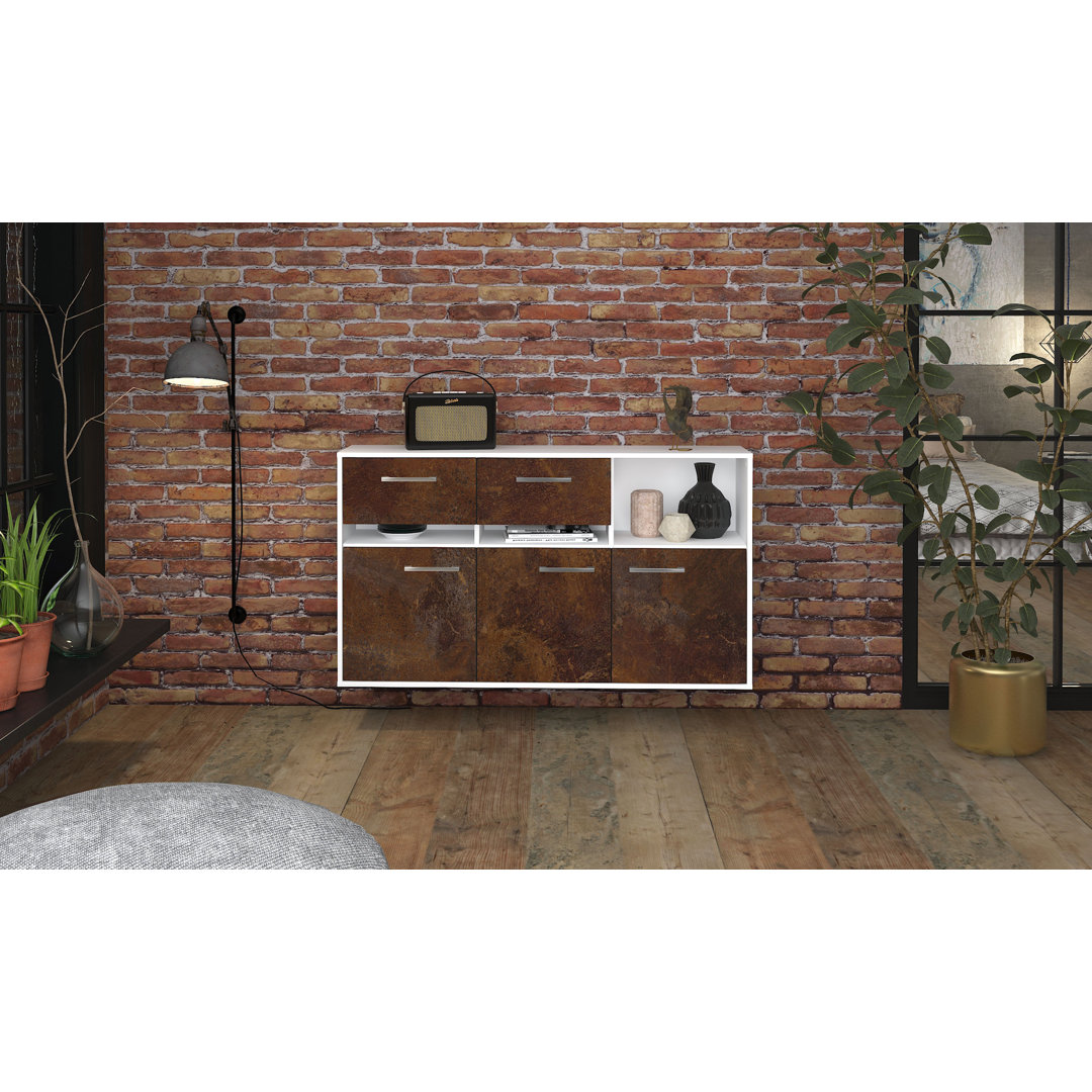 Das Sideboard Ballarie hat eine grün-weiße Oberfläche und Metallgriffe. Es misst 136 cm x 79 cm x 35 cm.