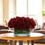 Roses disposées dans un vase en verre-1833400039