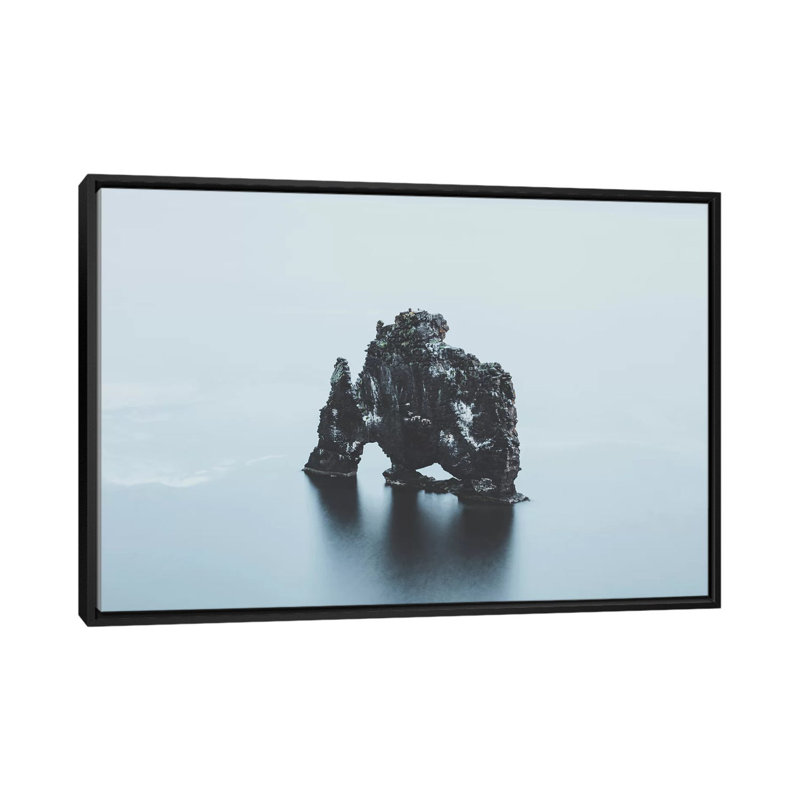 Impression sur toile tendue, "Hvitsert", Islande I par Luke Anthony Gram, H 18 po x l 26 po x P 1,5 po, Toile avec cadre noir