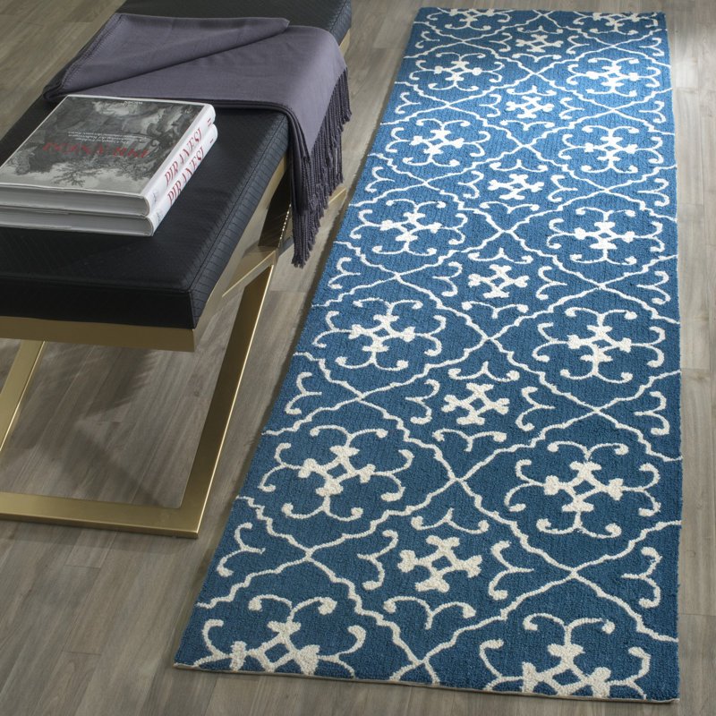 Tapis bleu crocheté à la main Westphalia, Tapis de couloir 2 pi 3 po x 8 pi