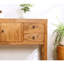 Console d'entrée minimaliste en bois naturel avec grain visible