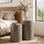 Ensemble de 2 tables d'appoint cylindriques en bois et en travertin texturé