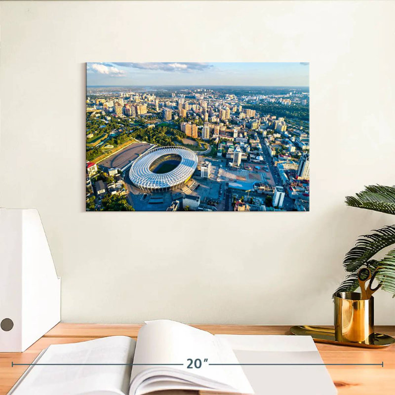 Stade olympique de Kyiv, H 8 po x l 12 po