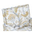 Chic fauteuil floral avec garniture cloutée, imprimé doré et gris, pieds en bois massif, idéal pour les décors campagnards et transitionnels