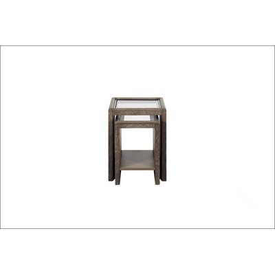 Tables gigognes élégantes avec plateau en verre trempé transparent et finition en bois patiné pour les intérieurs modernes